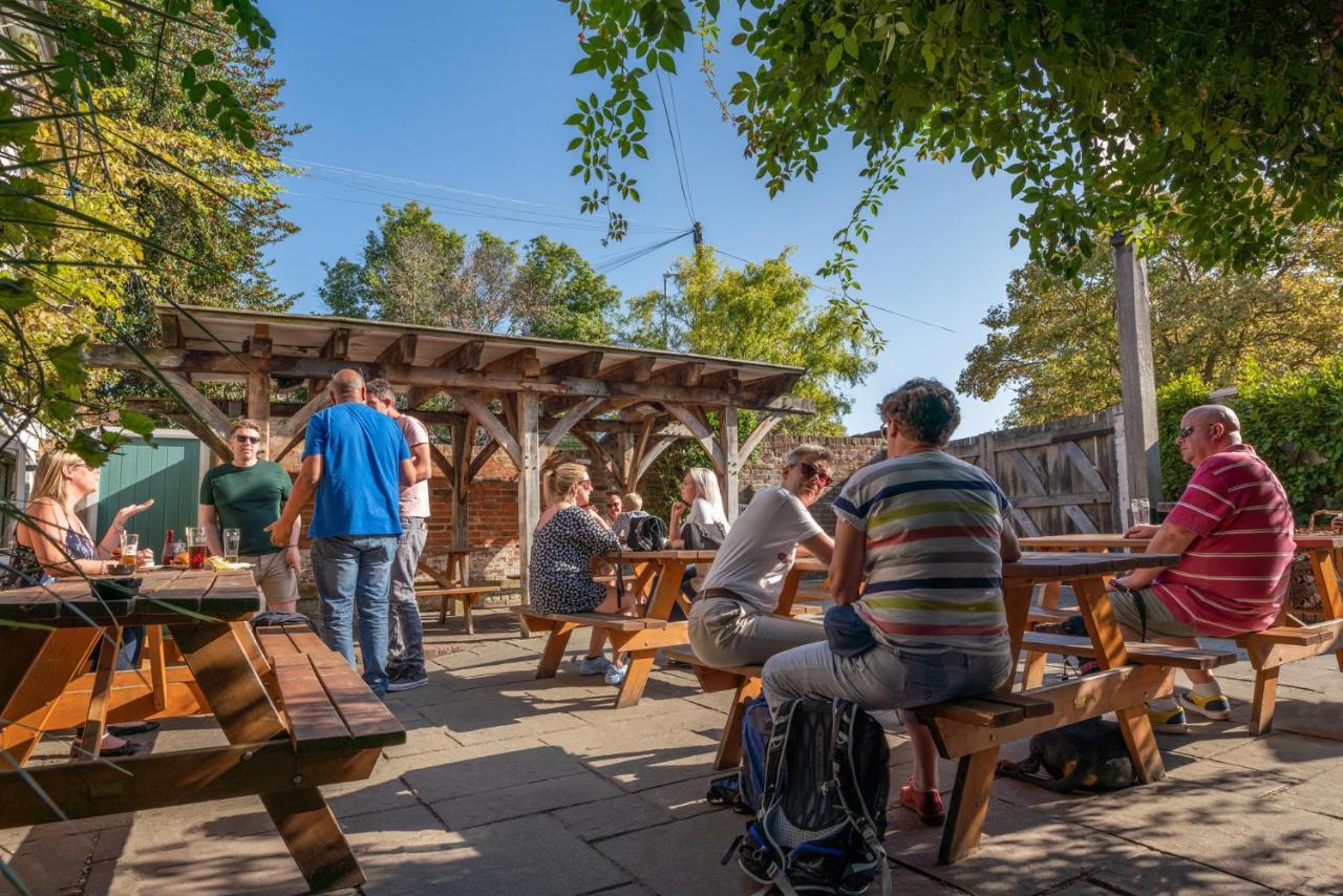 The Sun Inn フェイバーシャム エクステリア 写真
