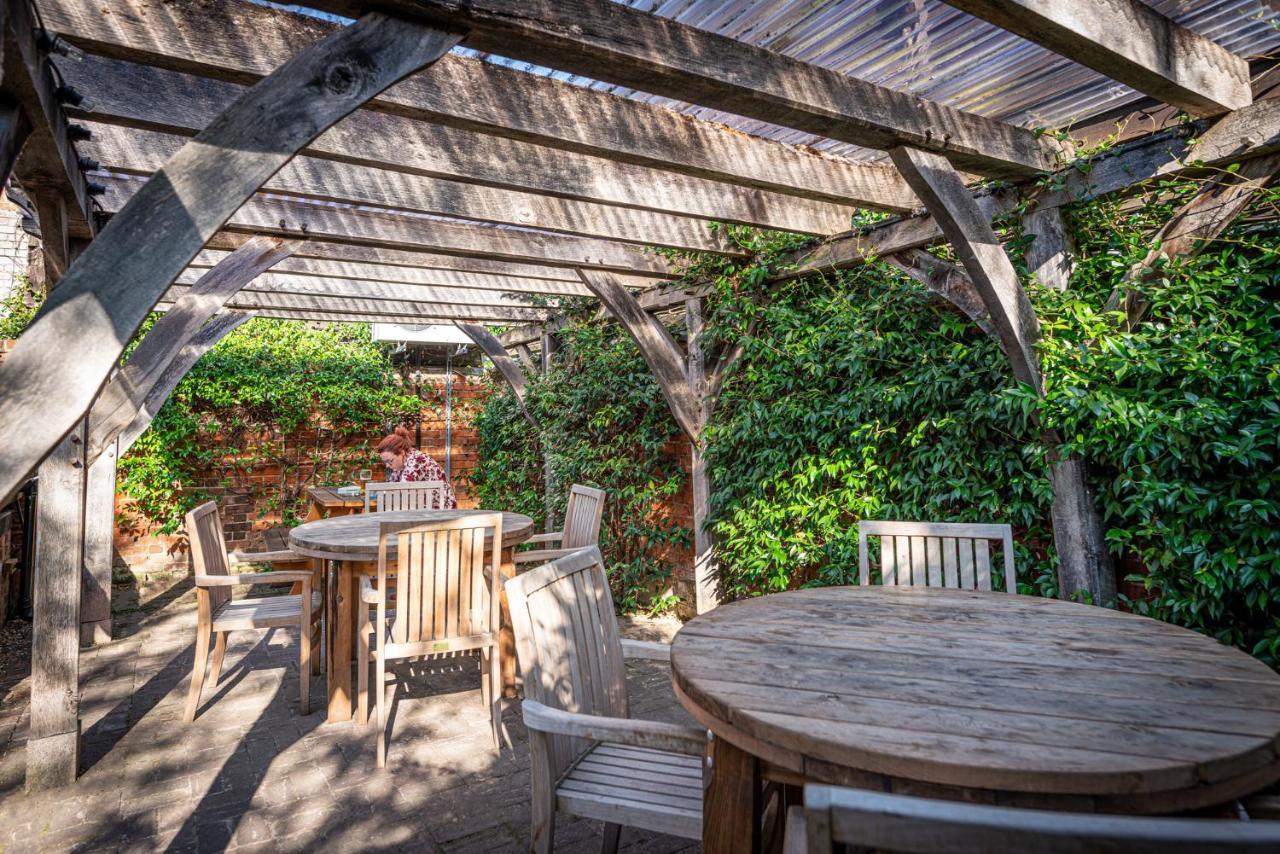 The Sun Inn フェイバーシャム エクステリア 写真
