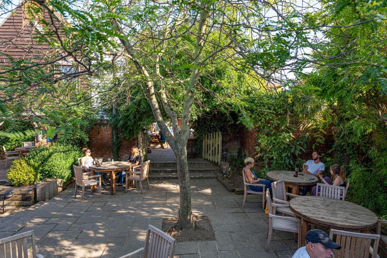 The Sun Inn フェイバーシャム エクステリア 写真