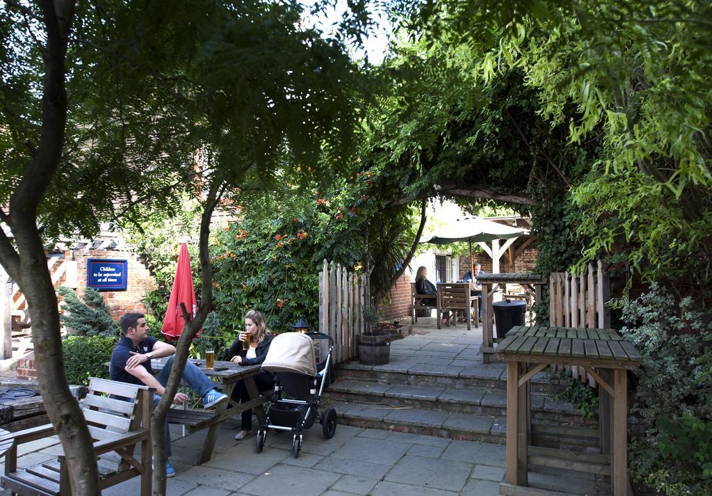 The Sun Inn フェイバーシャム エクステリア 写真