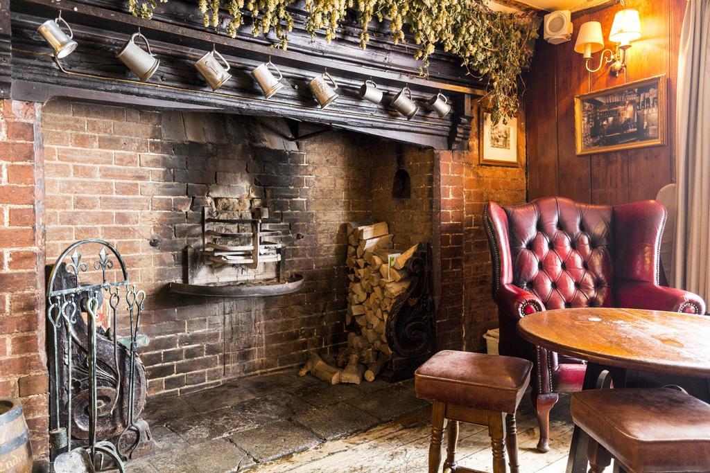 The Sun Inn フェイバーシャム エクステリア 写真